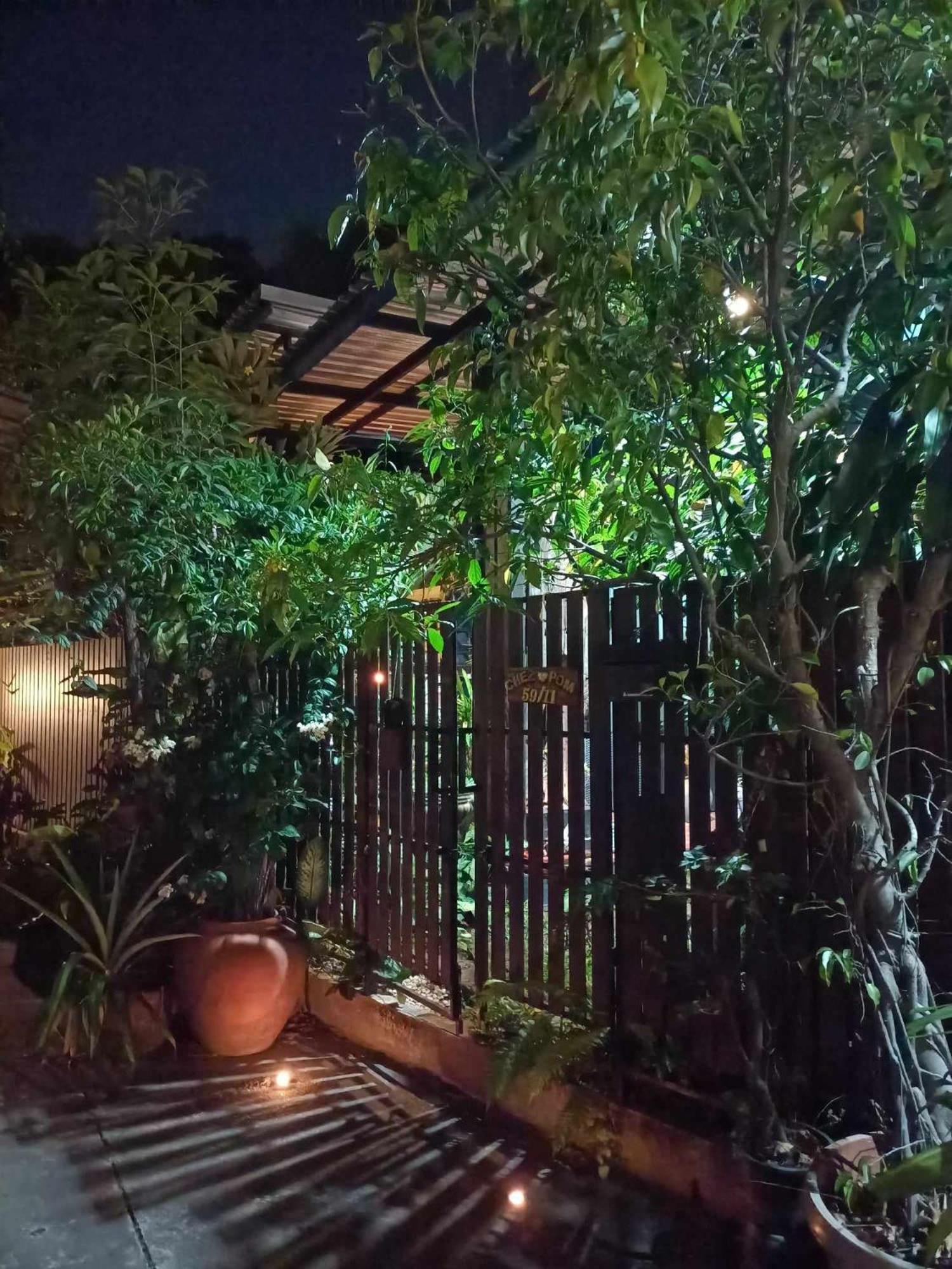 Chez Pom Hotel Chiang Mai Bagian luar foto